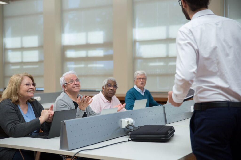 Formateur animant une session de formation pour adultes, illustrant les qualites pedagogiques et relationnelles attendues d un formateur
