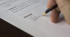 Signature de documents administratifs de formation sur un bureau