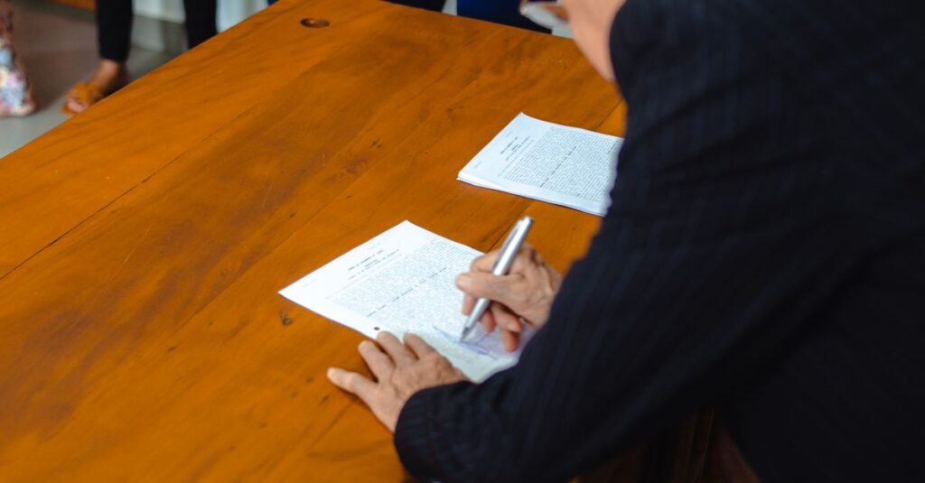 Signature de documents administratifs de formation sur un bureau