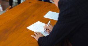 Signature de documents administratifs de formation sur un bureau