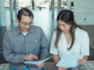 Deux professionnels examinent ensemble des documents de conformite lies au referentiel Qualiopi