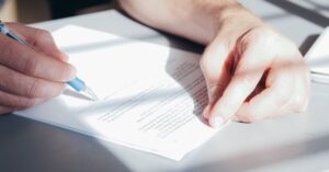 Signature de documents administratifs de formation sur un bureau