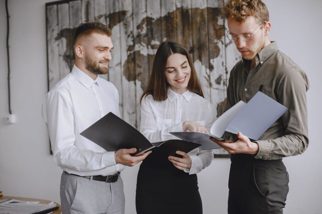 Professionnels d un organisme de formation examinant un dossier de certification RNCP et Repertoire Specifique