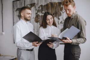Professionnels d un organisme de formation examinant un dossier de certification RNCP et Repertoire Specifique