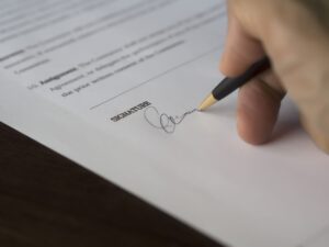 Signature dun contrat pour officialiser le statut juridique dun organisme de formation
