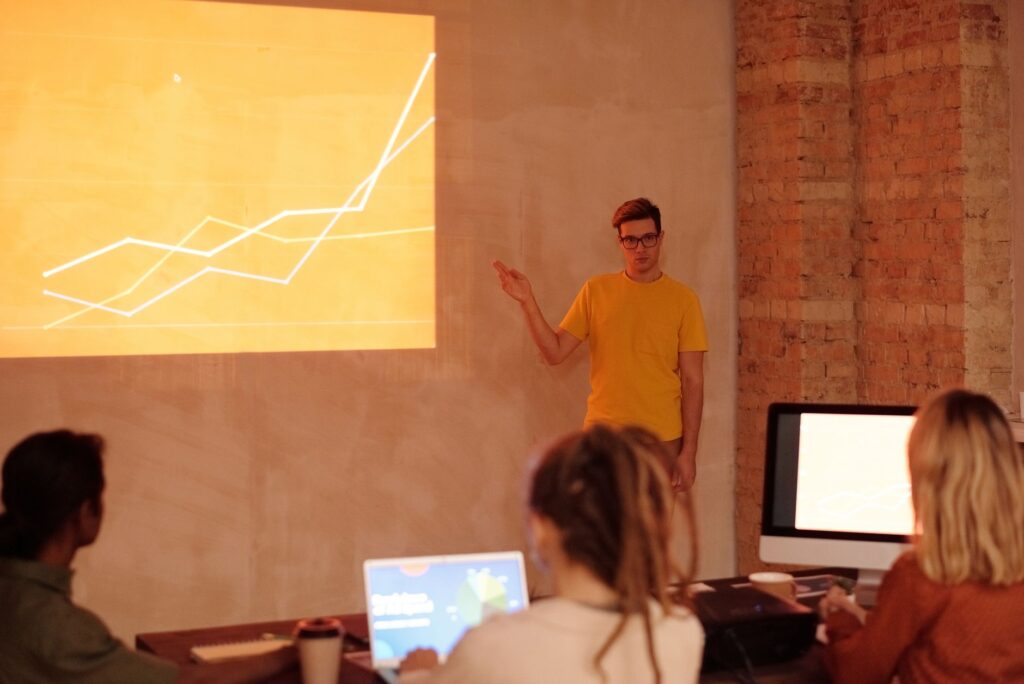 Formatrice animant un atelier devant un groupe dadultes en formation professionnelle