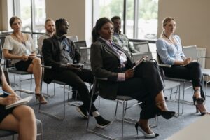 Formateur animant un webinaire en ligne devant sa camera pour un groupe dapprenants