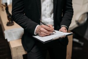 Responsable d'organisme de formation signant une attestation de formation