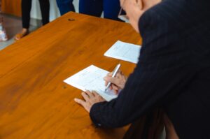 Signature d'un certificat de réalisation de formation sur un bureau