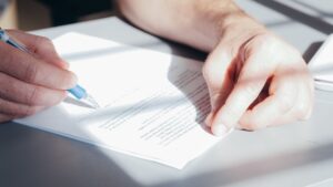 Signature d’un contrat de formation professionnelle avec un stylo