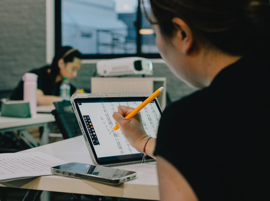 Adulte suivant une formation sur un outil numerique