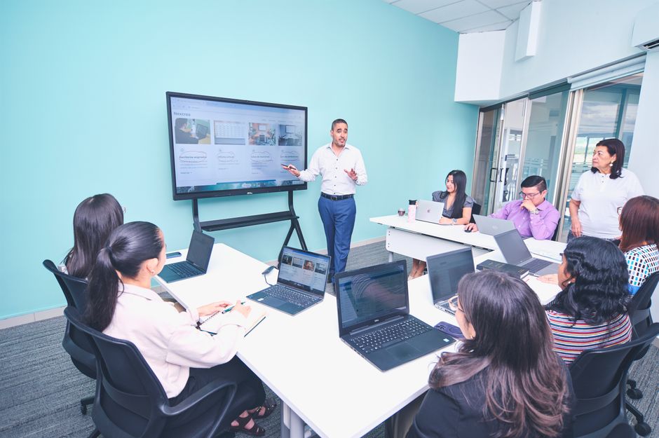 Participants adultes en travail de groupe pendant une formation