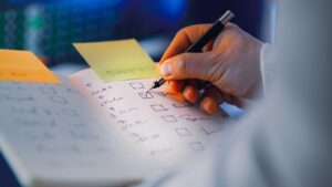 Formateur cochant les critères d'une grille d'évaluation de formation