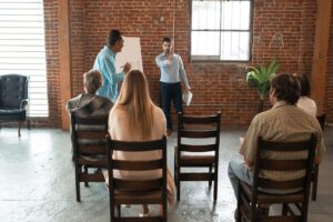 Groupe d'adultes en cercle lors d'un atelier de formation en salle