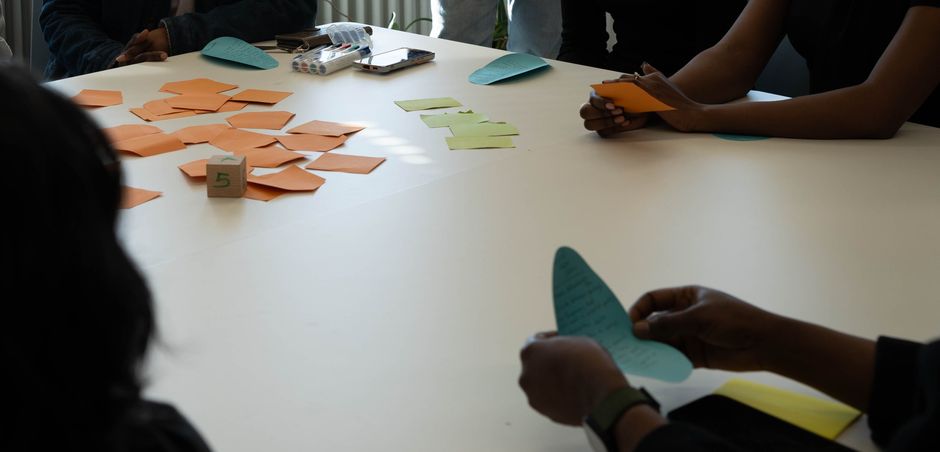 Equipe en travail collaboratif intensif lors d un hackathon