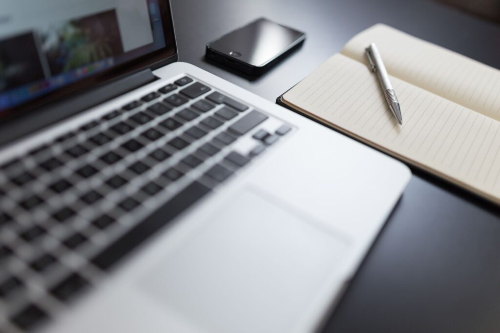 Poste de travail d’un organisme de formation avec ordinateur portable et carnet
