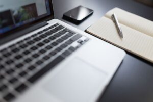 Poste de travail d’un organisme de formation avec ordinateur portable et carnet