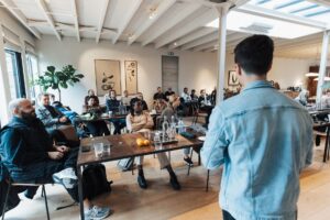 Participants adultes attentifs pendant une presentation en salle de formation