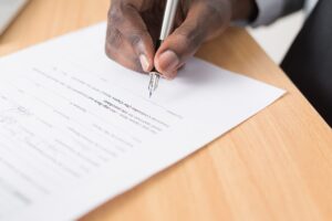Personne complétant un document de programme de formation sur un bureau