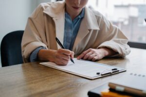 Stagiaire remplissant un questionnaire de satisfaction sur une table de formation