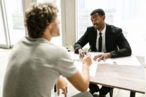 Deux professionnels analysent ensemble des documents lors d'un entretien de recueil des besoins de formation