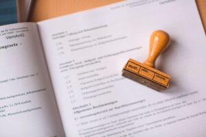 Règlement intérieur d'organisme de formation posé sur un bureau avec un tampon