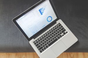 Tableau de bord d'un logiciel de gestion sur un ordinateur
