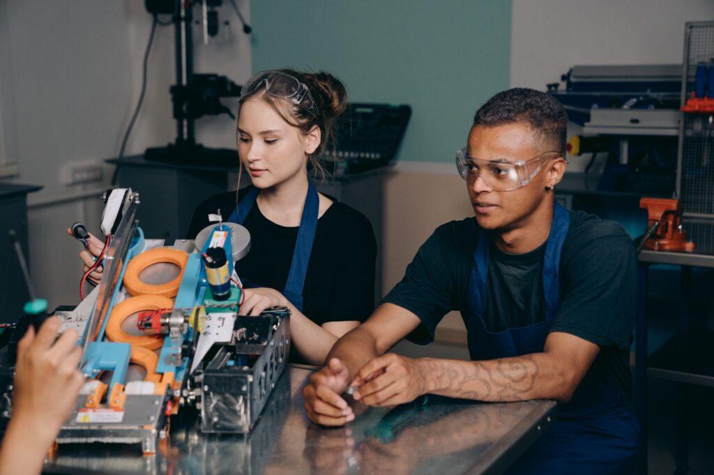 Jeune apprenti en formation dans un atelier, encadré par un professionnel