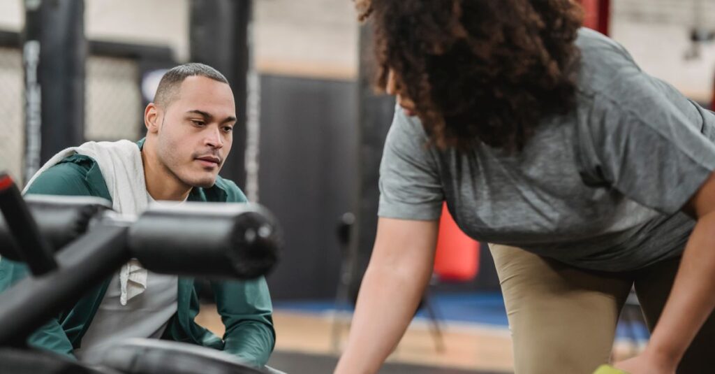 Coach sportif accompagnant un client