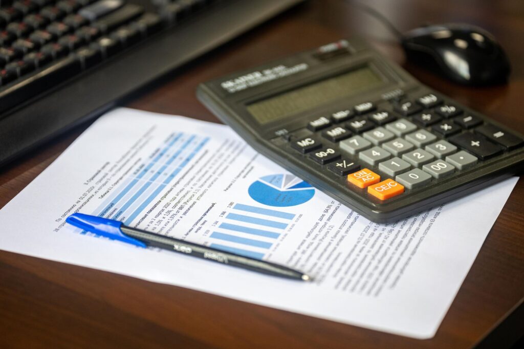 Bilan financier et calculatrice sur un bureau