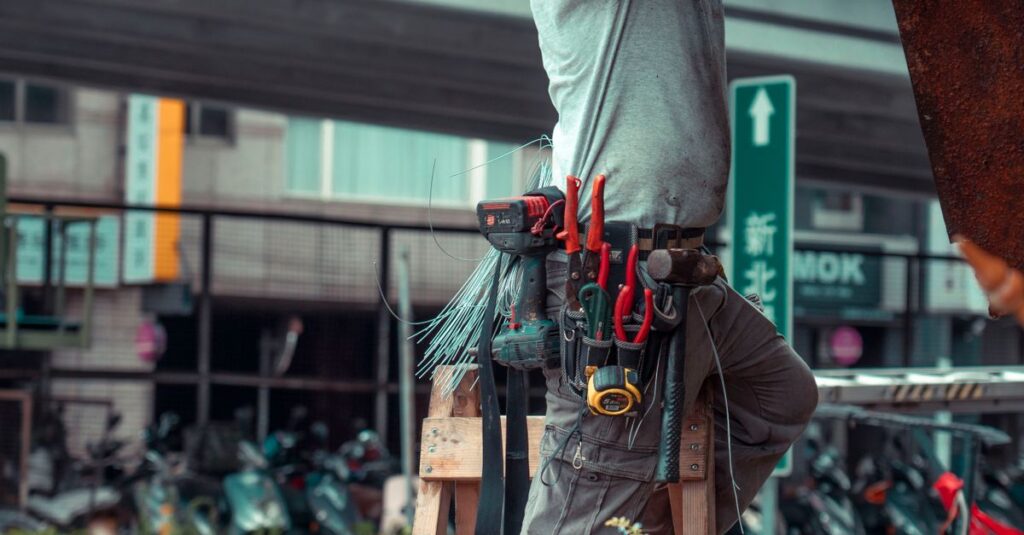 Artisan bricoleur avec ses outils