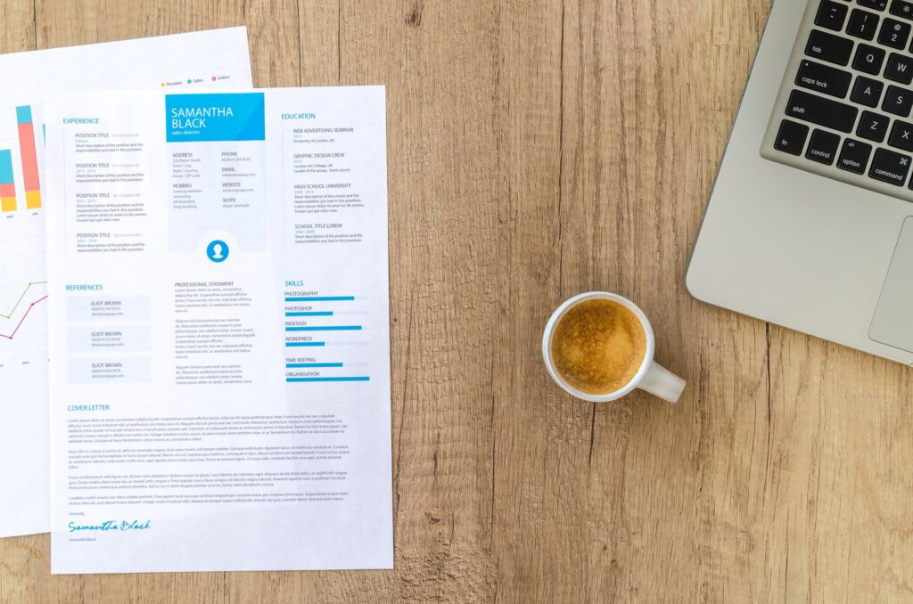 Curriculum vitae posé sur un bureau