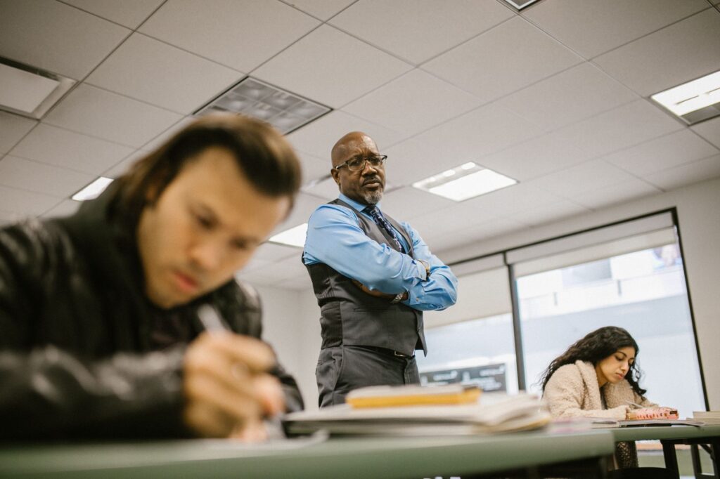 Enseignant en formation pour adultes dans une salle de cours