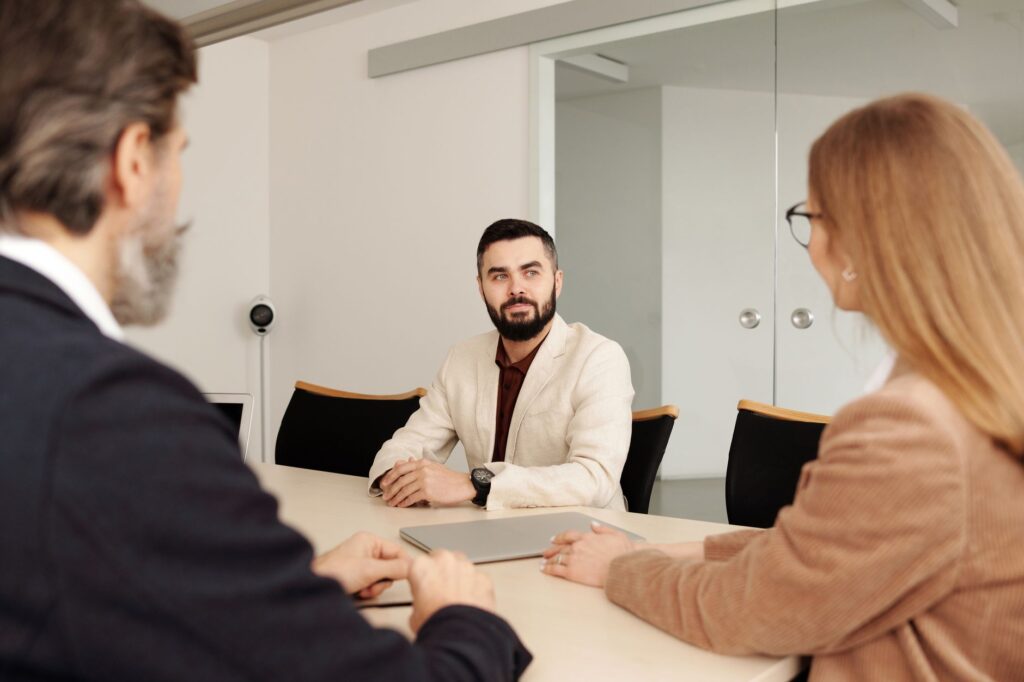 Responsable des ressources humaines en réunion