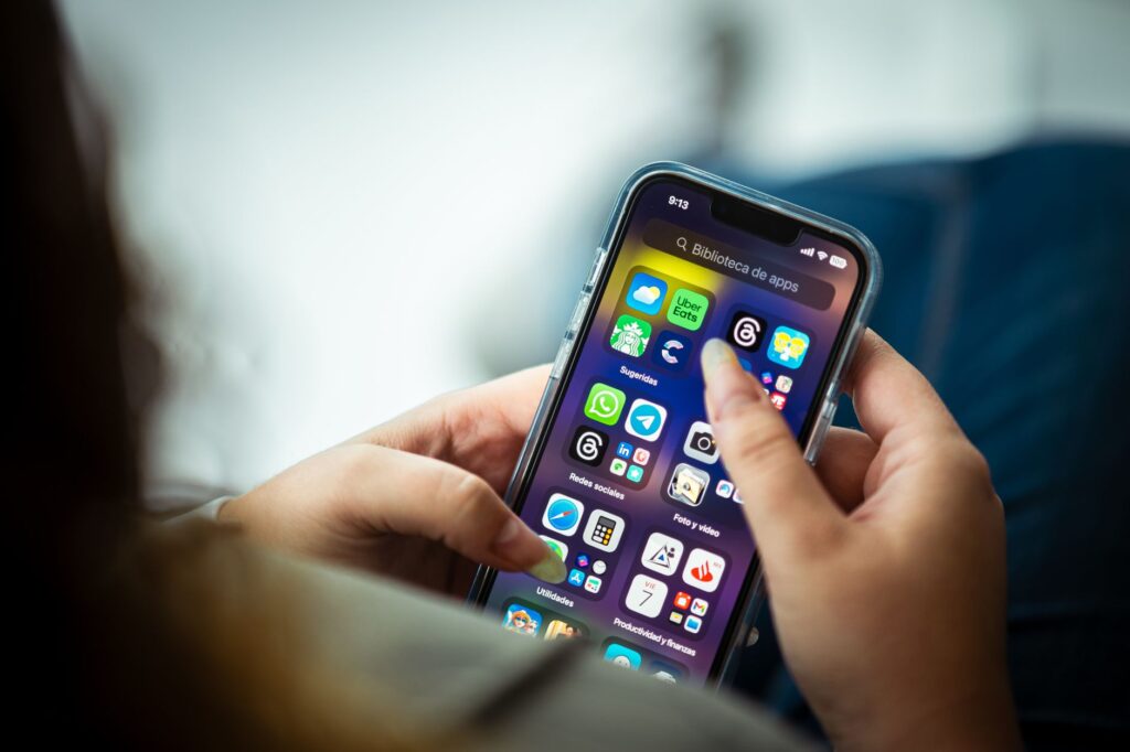 Personne consultant une application de formation sur son téléphone