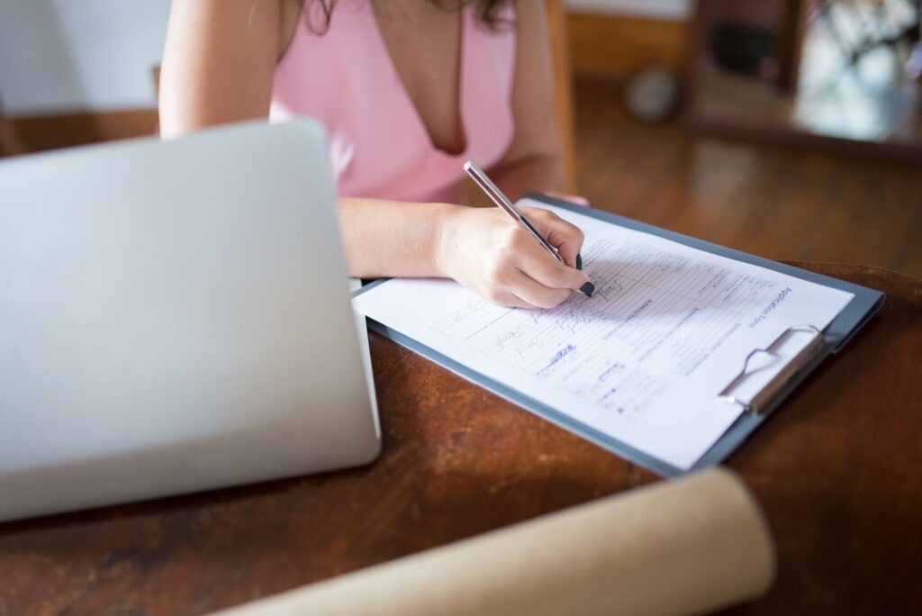 Responsable d'organisme de formation remplissant une déclaration administrative devant son ordinateur