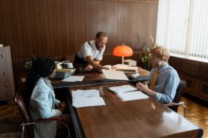 Reunion de travail autour d un dossier dans un bureau