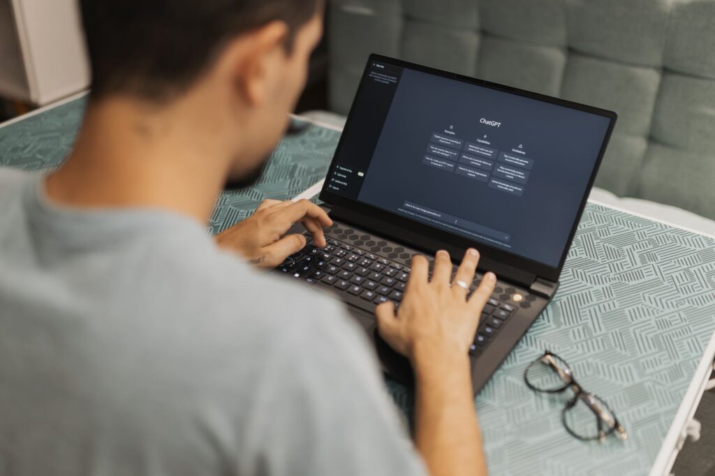Formateur en intelligence artificielle travaillant sur un ordinateur portable