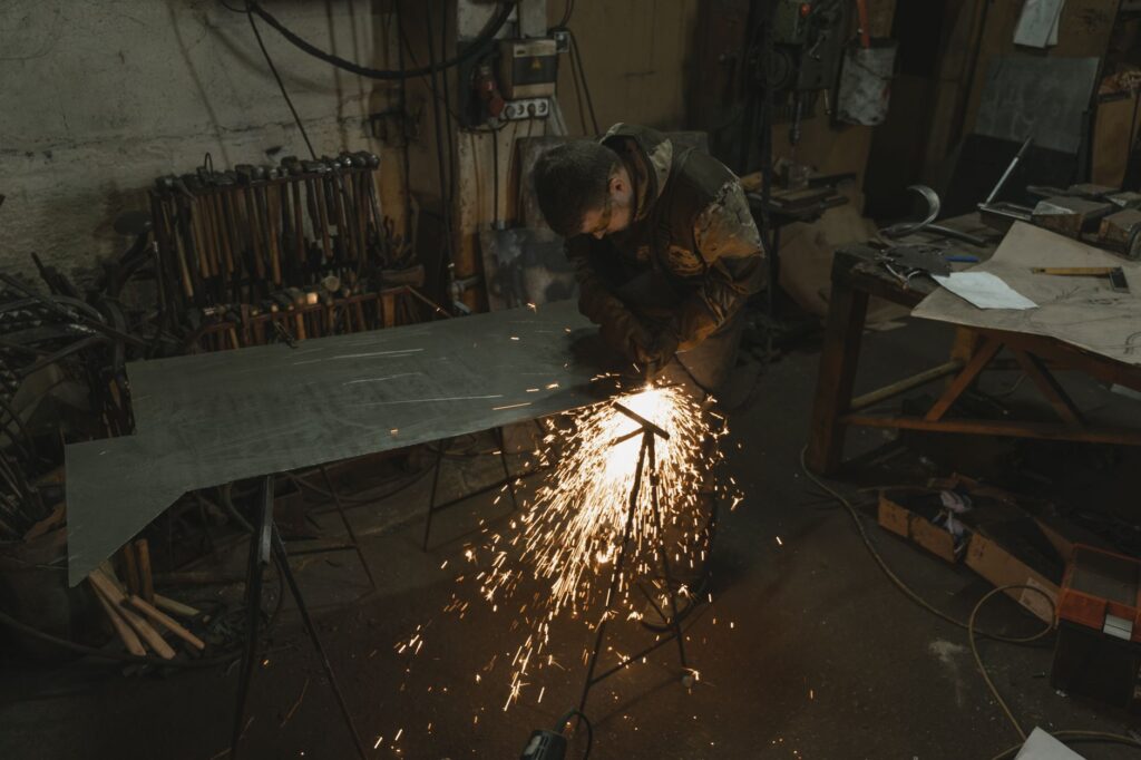 Soudeur au travail dans un atelier