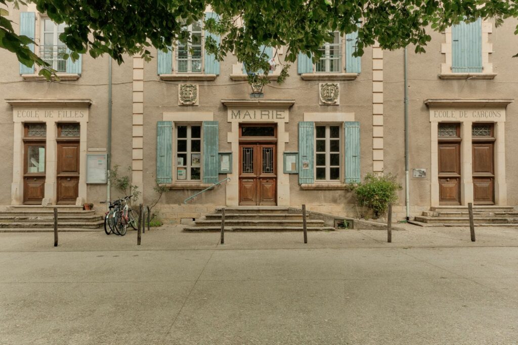 Façade d une mairie française, lieu de la formation des élus locaux financée par le DIF élu