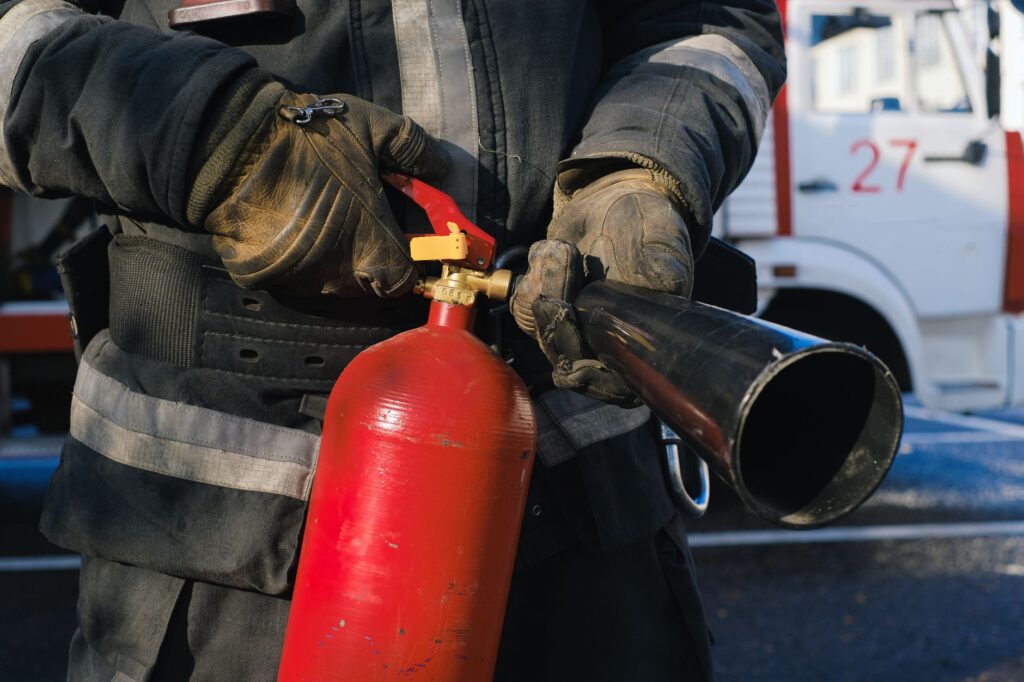 Manipulation d un extincteur lors d une formation securite incendie