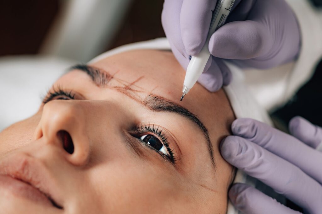 Estheticienne realisant un microblading des sourcils