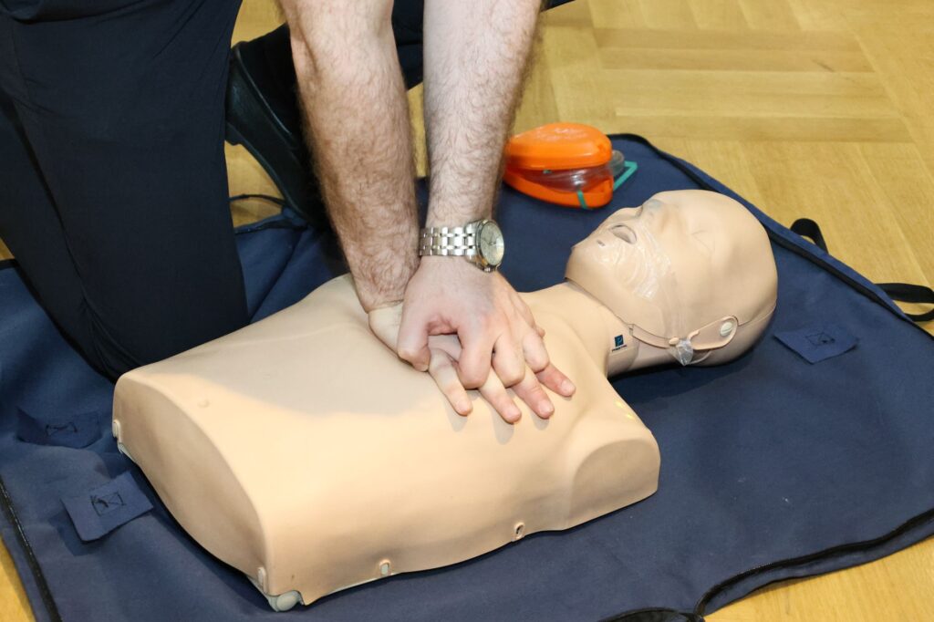 Massage cardiaque sur mannequin lors d une formation aux premiers secours