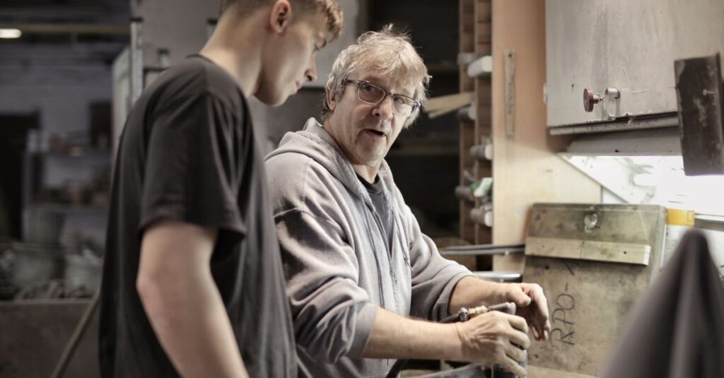 Apprenti et son maître d'apprentissage en atelier