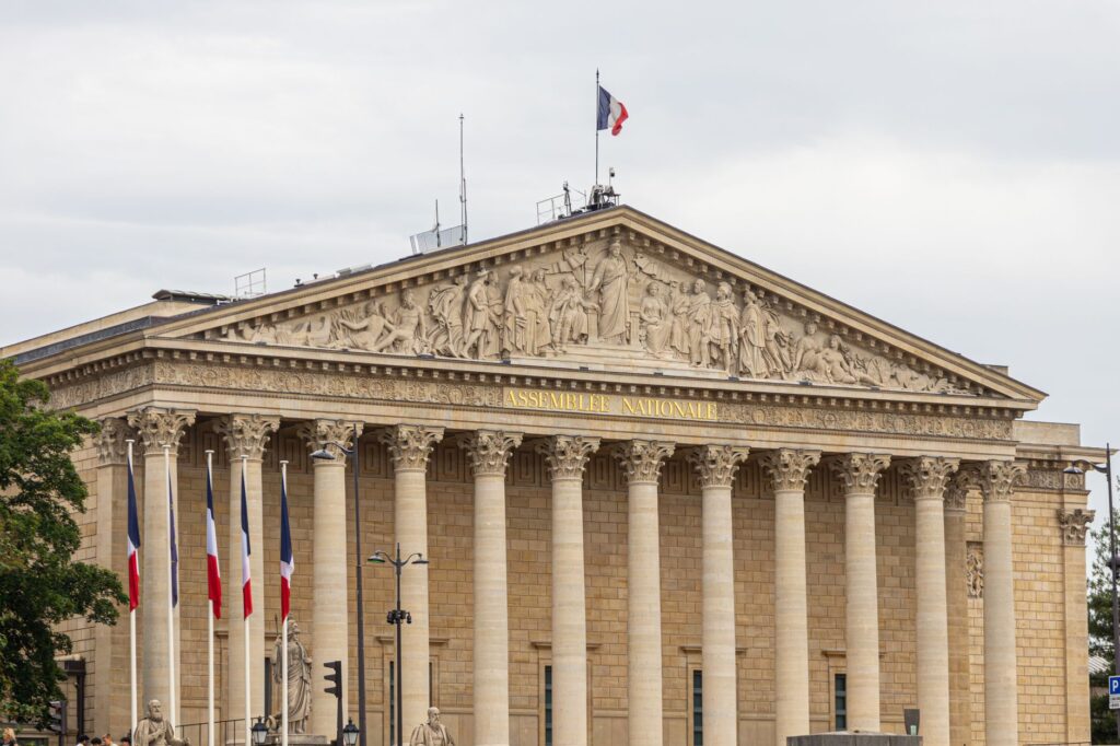 Bâtiment institutionnel, illustration du rapport parlementaire sur le CPF
