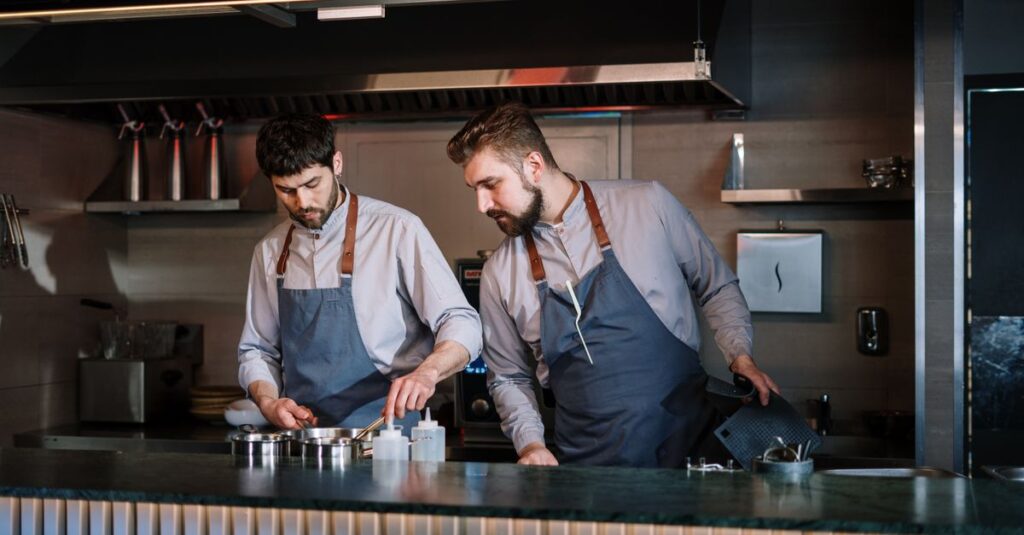 Équipe en cuisine de restaurant