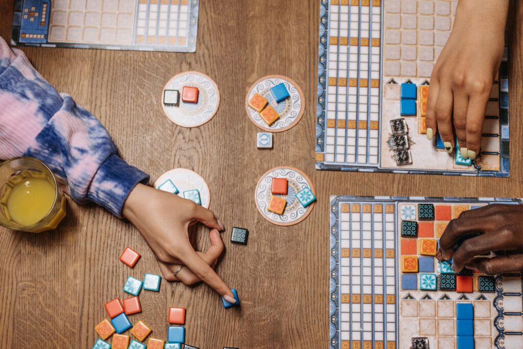 Groupe engagé dans un jeu collaboratif en entreprise