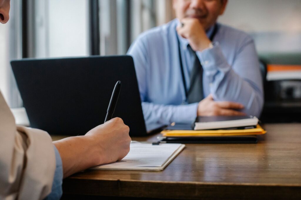 Une personne remplit un questionnaire de positionnement face a un professionnel, lors d un entretien d entree en formation