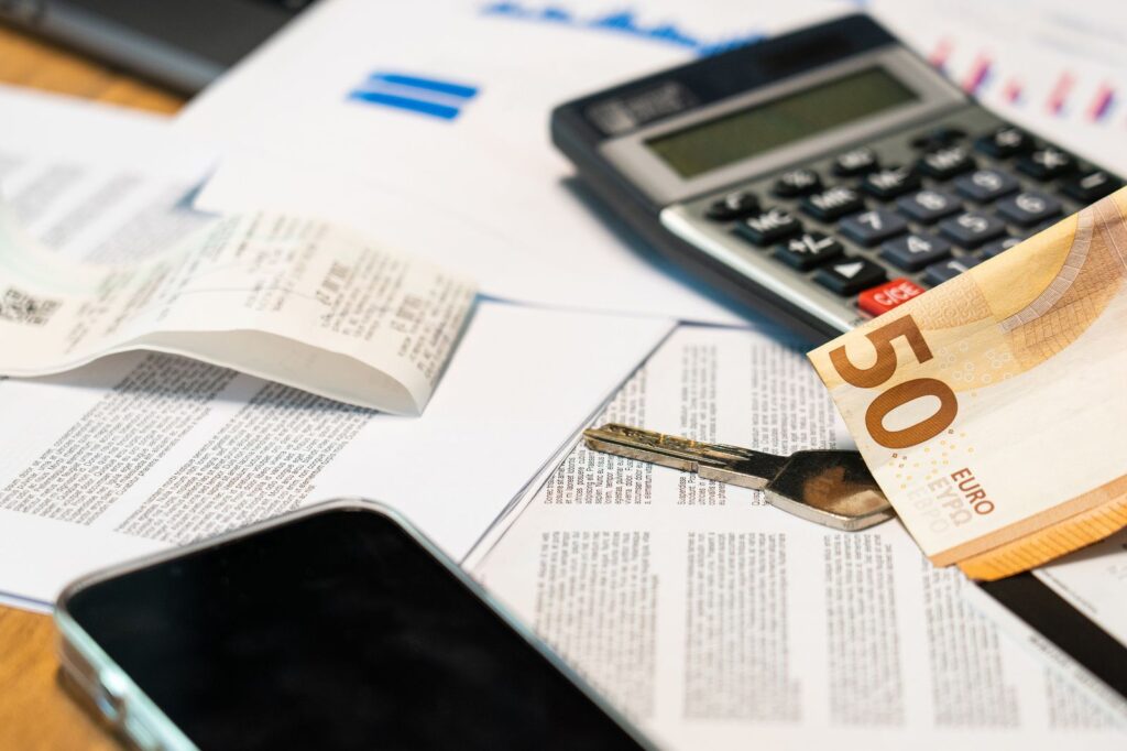 Documents budgétaires, billet en euros et calculatrice sur un bureau, illustrant le budget 2027 de la formation